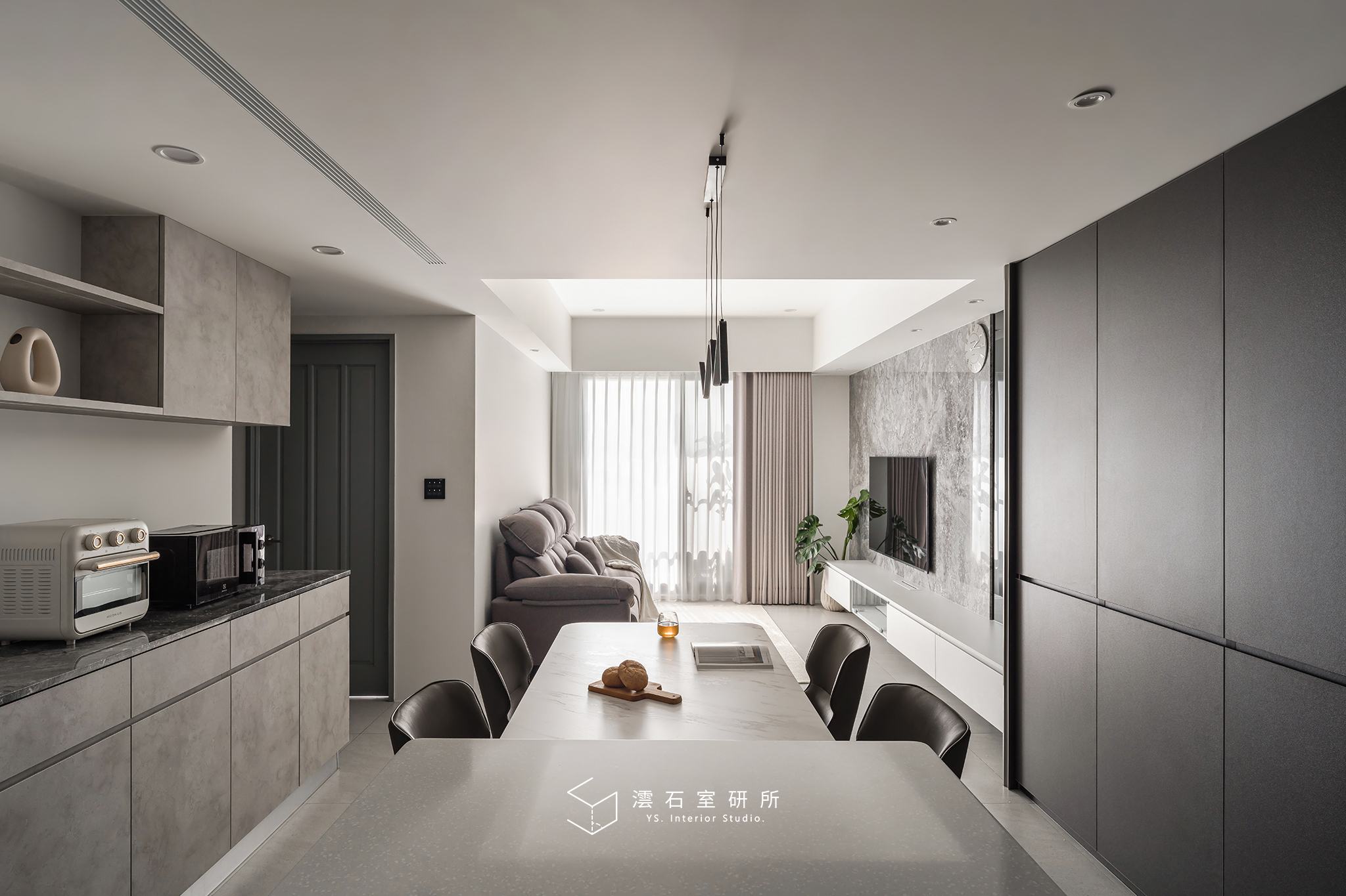 Read more about the article 用大理石說話的 20 坪現代風住宅！洗鍊黑白灰色調隔絕城市紛擾，讓一家三口住進柔光裡