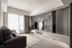 Read more about the article 用大理石說話的 20 坪現代風住宅！洗鍊黑白灰色調隔絕城市紛擾，讓一家三口住進柔光裡