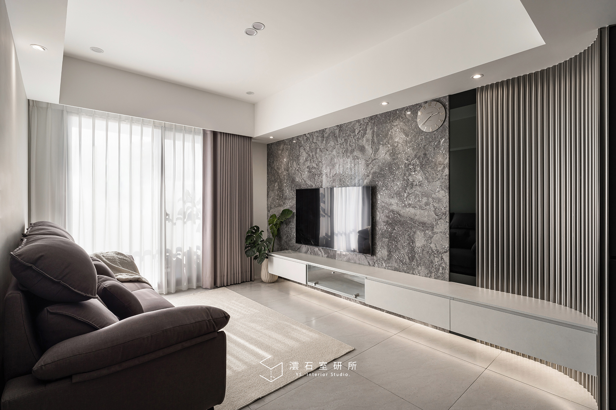 You are currently viewing 用大理石說話的 20 坪現代風住宅！洗鍊黑白灰色調隔絕城市紛擾，讓一家三口住進柔光裡