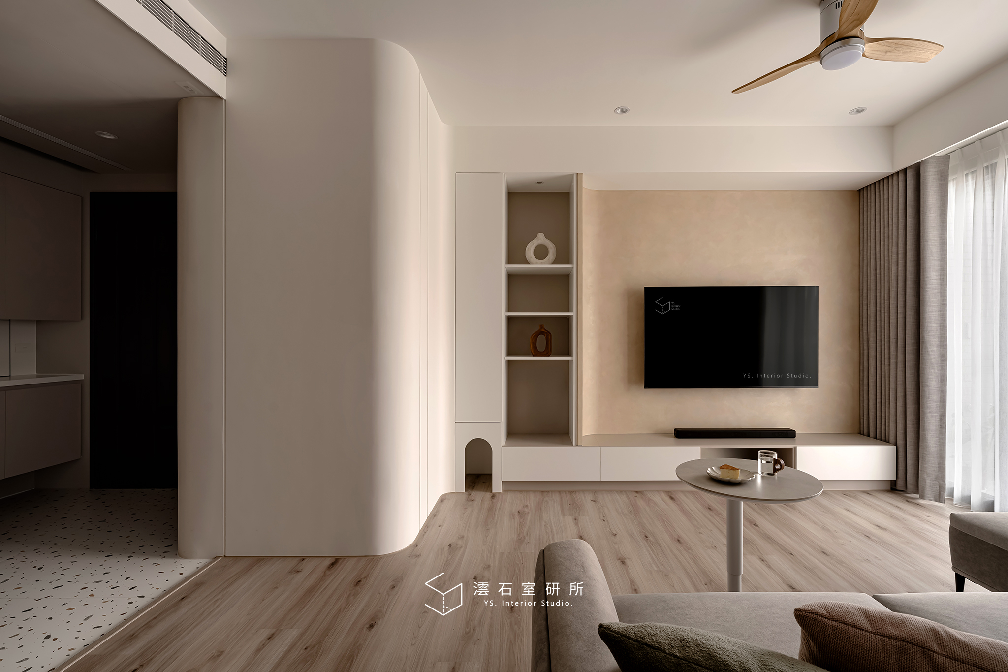 Read more about the article 老屋翻新不用整間砍掉重練！保留局部櫃體貼膜處理、架高地板改造成玻璃書房，形塑與寵物共居美好生活