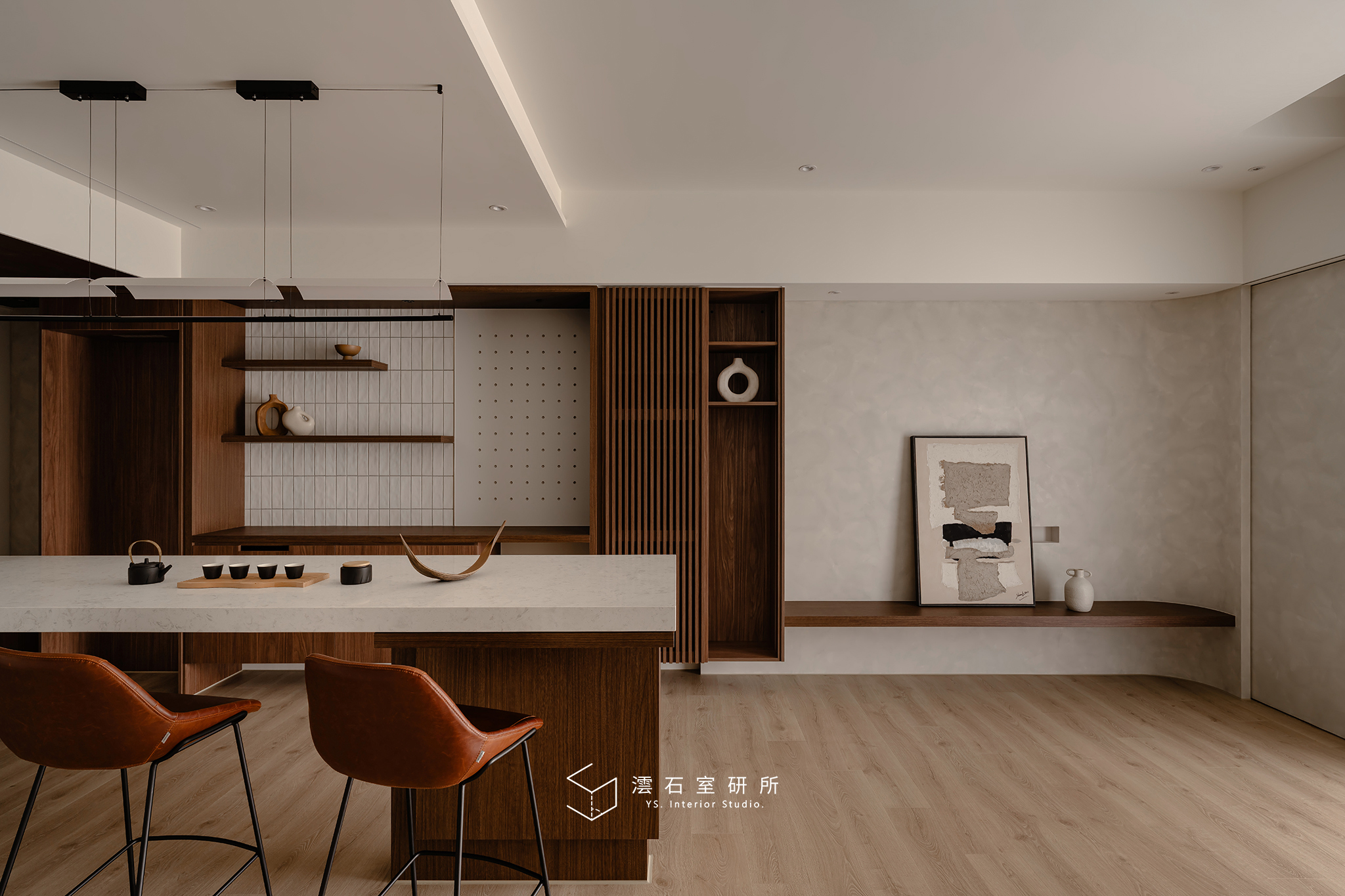 Read more about the article 「專訪」胡桃木色下的闊石島嶼，茶韻凝聚家人情感！台中 34 坪靜謐寓所 – 澐石室研所