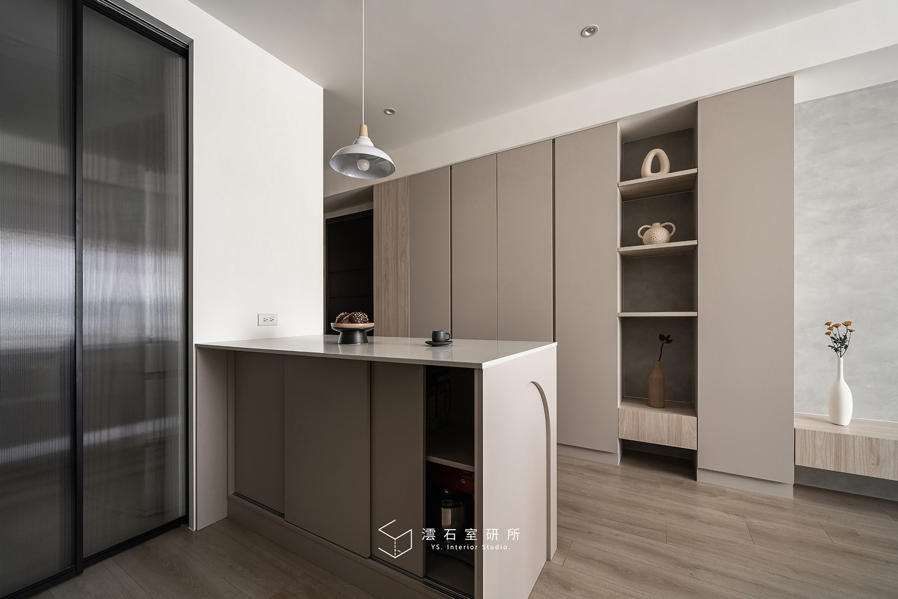 Read more about the article 小宅廚房沒空間？小型中島「這樣設計」收納多3倍、吃飯備餐都能用